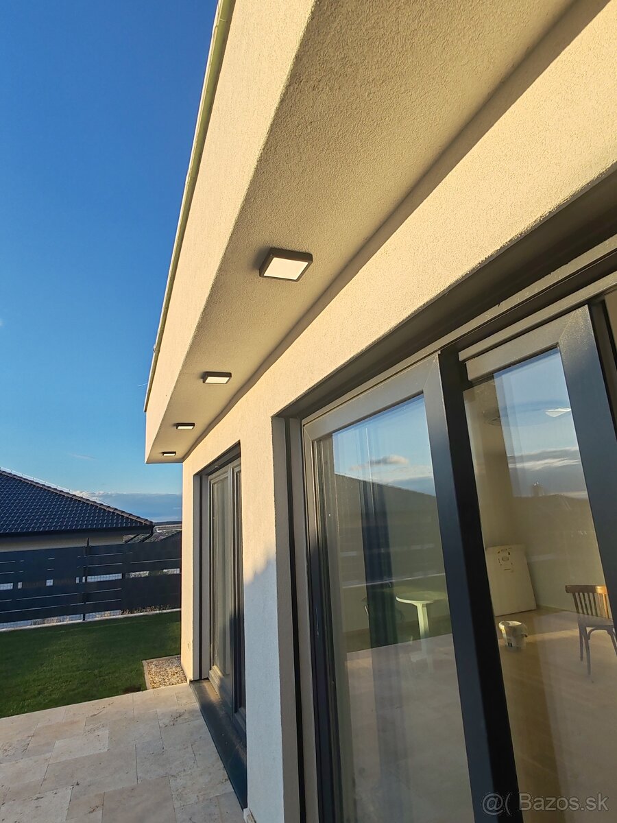 Moderný dom s LED exteriérovým osvetlením